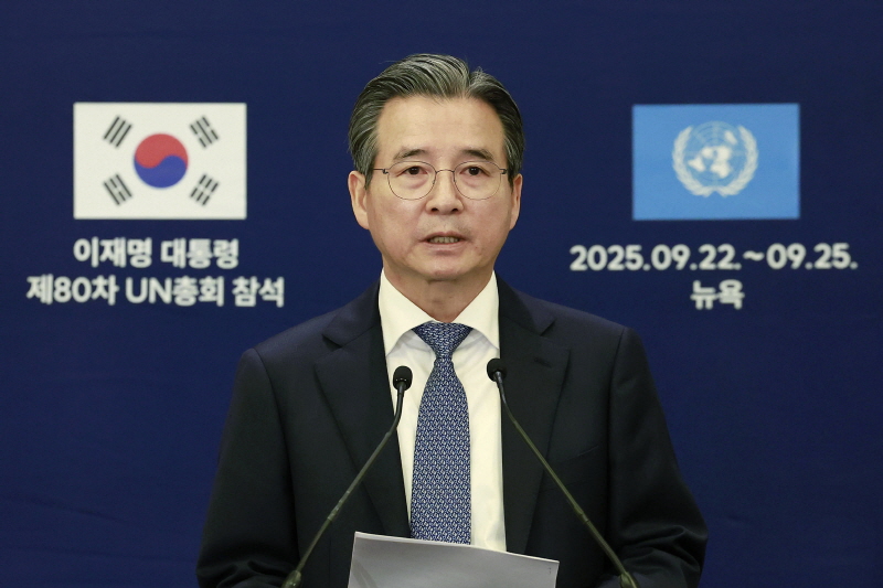 ▲ 김용범 정책실장이 24일(현지 시간) 미국 뉴욕의 한 호텔 한국 프레스센터에서 이재명 대통령의 스콧 베센트 미국 재무장관 면담 관련 브리핑을 하고 있다. ⓒ뉴시스