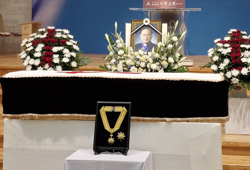 ▲ 문진영 대통령비서실 사회수석이 25일 오전 고(故) 신경하 목사의 장례 예식이 진행되는 아현감리교회를 찾아 국민훈장을 전달했다.ⓒ문체부