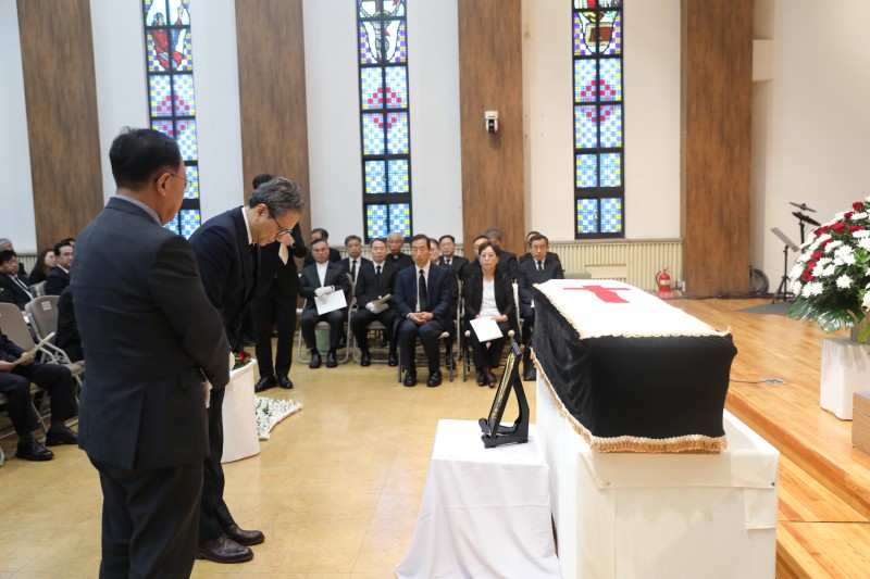 ▲ 문진영 대통령비서실 사회수석이 25일 오전 고(故) 신경하 목사의 장례 예식이 진행되는 아현감리교회를 찾아 국민훈장을 전달했다.ⓒ문체부