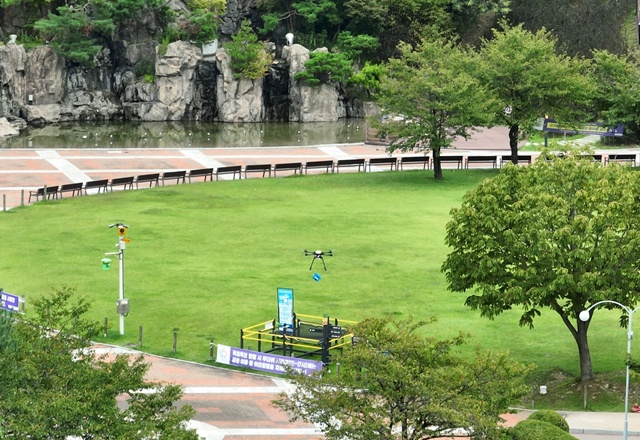 ▲ 안양시 배송 드론이 병목안 거점에서 병목안 시민공원에 물품 배송을 완료하고 있다. ⓒ안양시 제공