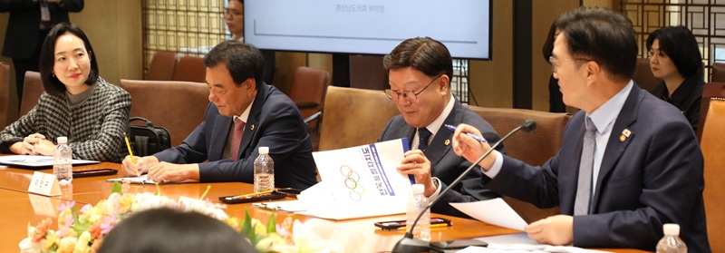 ▲ 최근 국회에서 우원식 국회의장 주제로 열린 '국회-지방의회 라운드테이블'에서 김효숙 세종시의회 부의장의 건의에 우 의장이 답하고 있다.ⓒ세종시의회