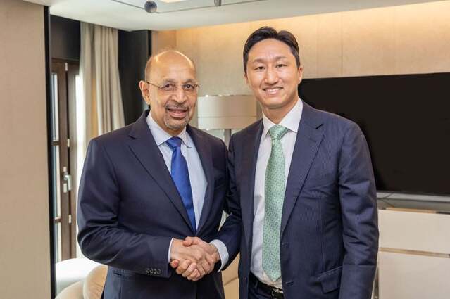 ▲ 정기선 HD현대 수석부회장(오른쪽)이 25일 서울 중구 반얀트리호텔에서 칼리드 알팔리 사우디아라비아 투자부장관과 회담하고 있다. ⓒHD현대