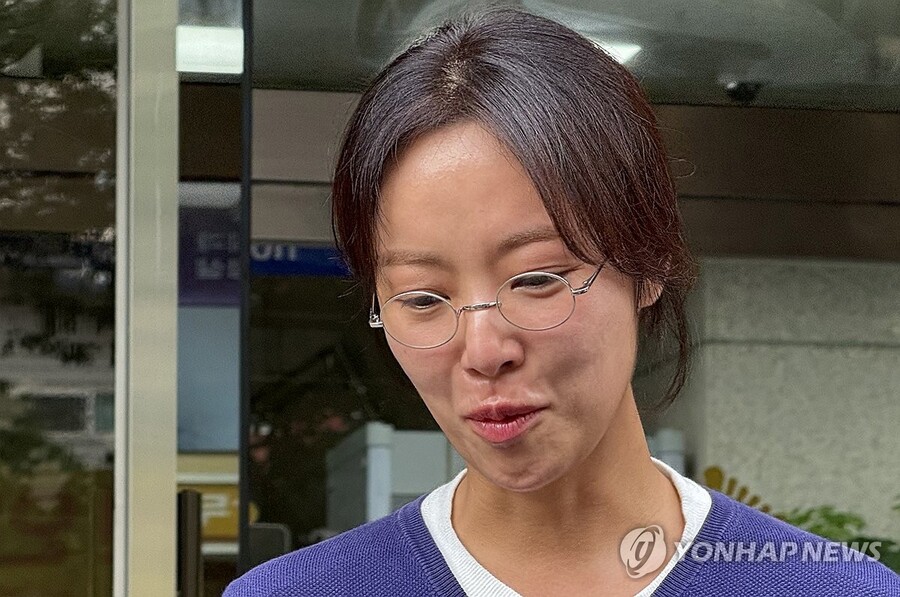 ▲ 특정경제범죄 가중 처벌 등에 관한 법률 위반(횡령) 혐의로 기소된 배우 황정음이 25일 집행유예를 선고받고 제주지방법원을 나오면서 취재진의 질문을 받고 있다. ⓒ연합뉴스