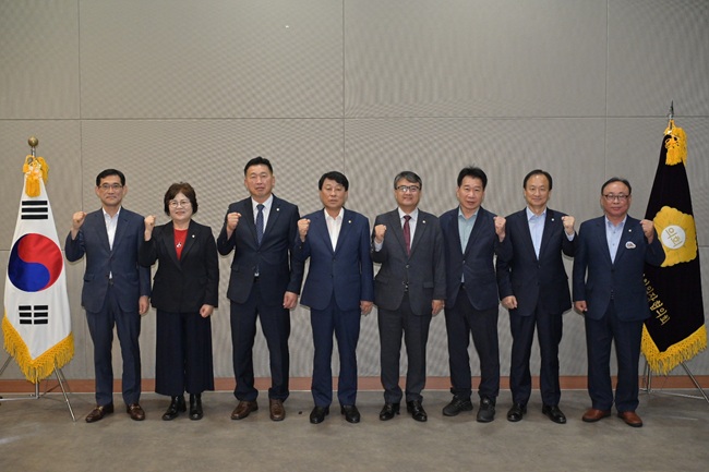 ▲ 강원특별자치도시군의회 의장협의회 제256차 월례회가 25일 영월 탑스텐리조트 동강시스타에서 최익순 협의회장(강릉시의회 의장)의 주재로 열렸다. ⓒ강릉시의회