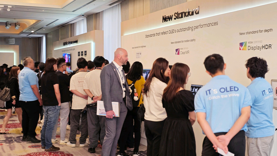 ▲ 25일 타이베이에서 열린 글로벌 파트너십 행사 '삼성 OLED IT 서밋 2025'에서 참석자들이 전시 제품을 살펴보는 모습ⓒ삼성디스플레이