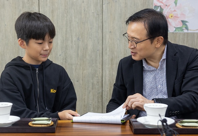 ▲ 임태희 경기도교육감(오른쪽)이 25일 성남시에 위치한 위례한빛초등학교에서 학생과 대화하고 있다. ⓒ임태희 경기도교육감 SNS