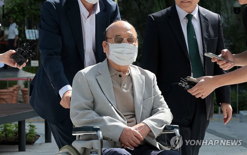 ▲ 이봉관 서희건설 회장이 지난 2일 서울 종로구 KT광화문빌딩에 마련된 민중기 특별검사팀 사무실에 출석하고 있다. ⓒ연합뉴스