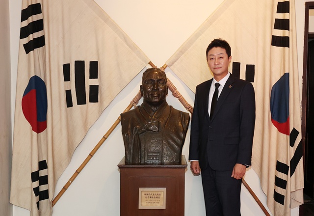 ▲ 김진경 경기도의회 의장이 25일 중국 상하이에 위치한 대한민국 임시정부 청사 김구 선생 흉상 앞에서 사진촬영을 하고 있다. ⓒ경기도의회 제공
