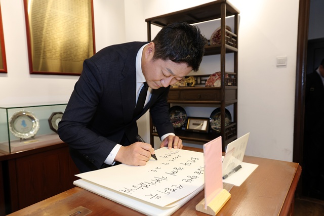 ▲ 김진경 경기도의회 의장이 25일 중국 상하이에 위치한 대한민국 임시정부 청사에서 방명록을 남기고 있다. ⓒ경기도의회 제공