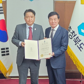 ▲ 왼쪽부터 김영환 충북도지사, 김순구 신임 충북개발공사 사장.ⓒ충북개발공사