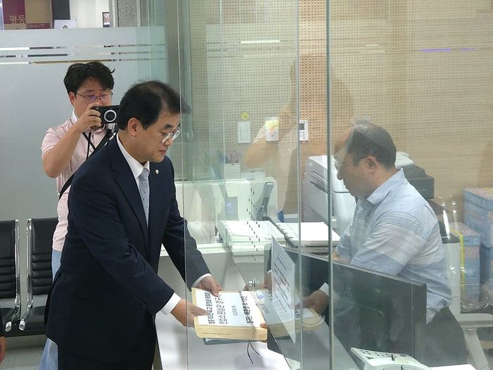 ▲ 배준영(왼쪽) 의원이 지난 8월 제3연륙교 유료화 방침에 반발하며 헌법재판소를 방문, 헙법소원 서류를 제출하고 있다. ⓒ배준영의원실 제공