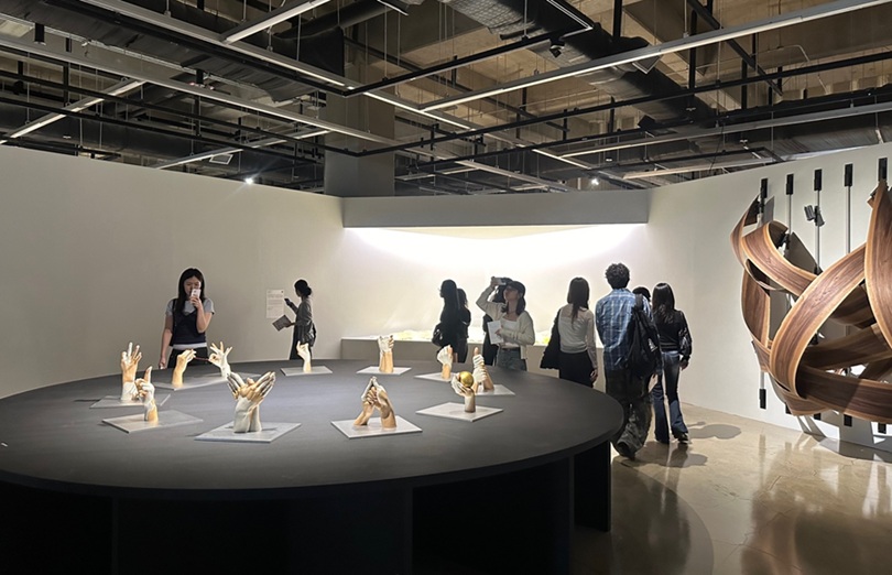▲ 조형대학 학생들이 전시작품을 관람하고 있다.ⓒ서울과기대