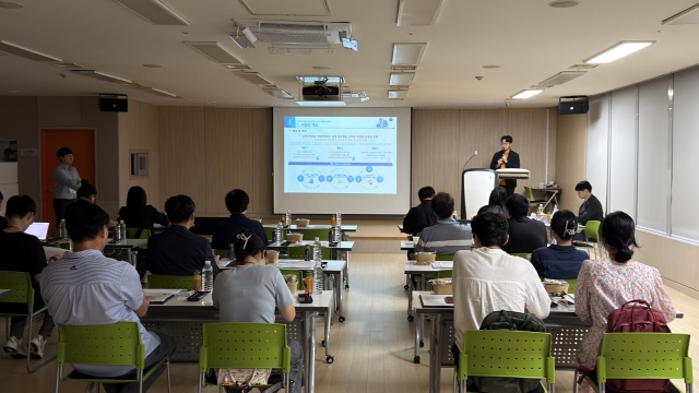 ▲ 병점 스마트 리빙랩 시민참여단 발대식에서 참가자들이 리빙랩에 대한 교육을 받고 있다ⓒ화성시 제공