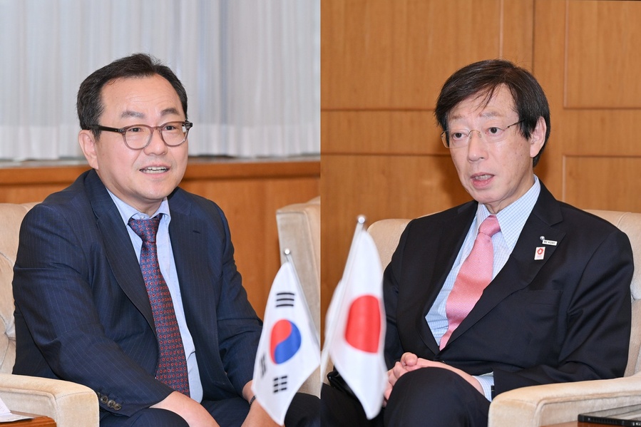 ▲ 홍성주 경제부시장을 단장으로 한 대표단은 9월 24일 고베시장을 예방해 15주년을 함께 축하하고, 양 도시 간 교류 협력 확대 및 다각화 방안에 대해 논의했다.(좌측  홍성주 경제부시장, 우측 고베시장)ⓒ대구시