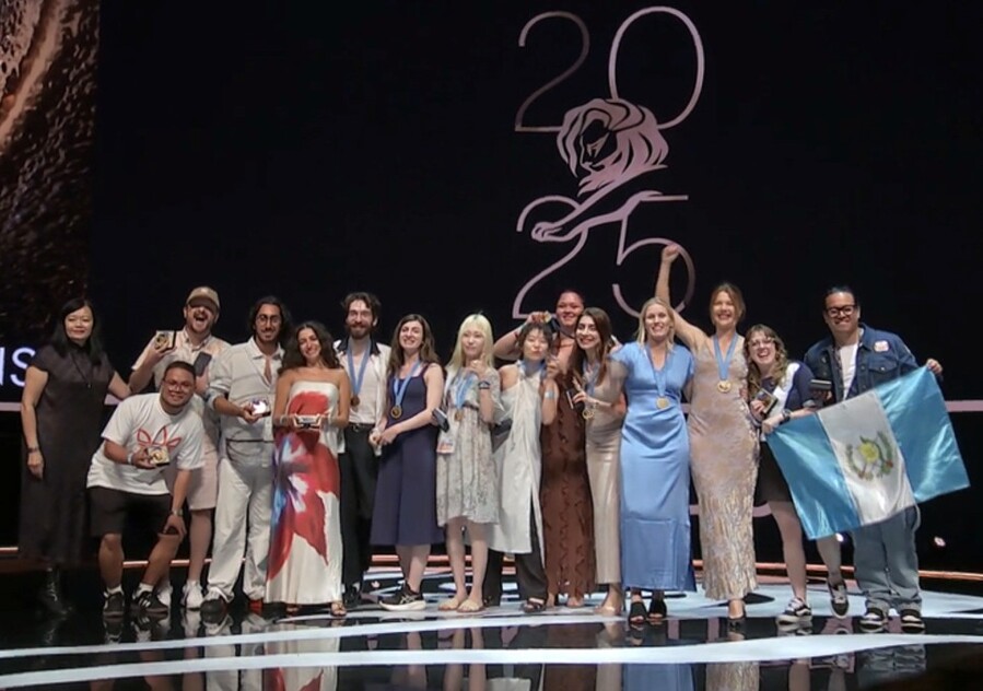 ▲ 2025 칸 라이언즈 시상식에 오른 오수빈 아트디렉터와 박선미 카피라이터 ⓒ본인 제공