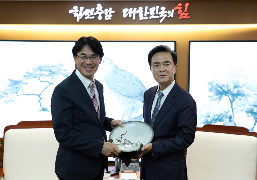 ▲ 김태흠 충남도지사가 25일 도청에서 야마시타 마코토(山下 真) 일본 나라현지사와 선물을 교환하고 있다.ⓒ충남도