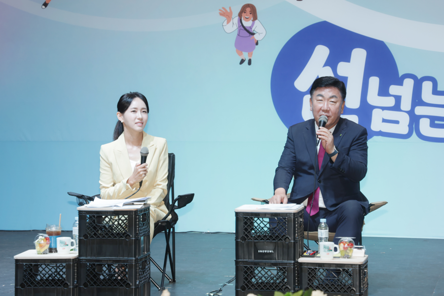 ▲ 이범석 청주시장은 25일 청주 동부창고 38동에서 열린 ‘시민과 함께하는 선 넘는 소통 데이트’에 참석해 ‘청주시선’ 패널들과 소통의 시간을 가졌다.ⓒ청주시