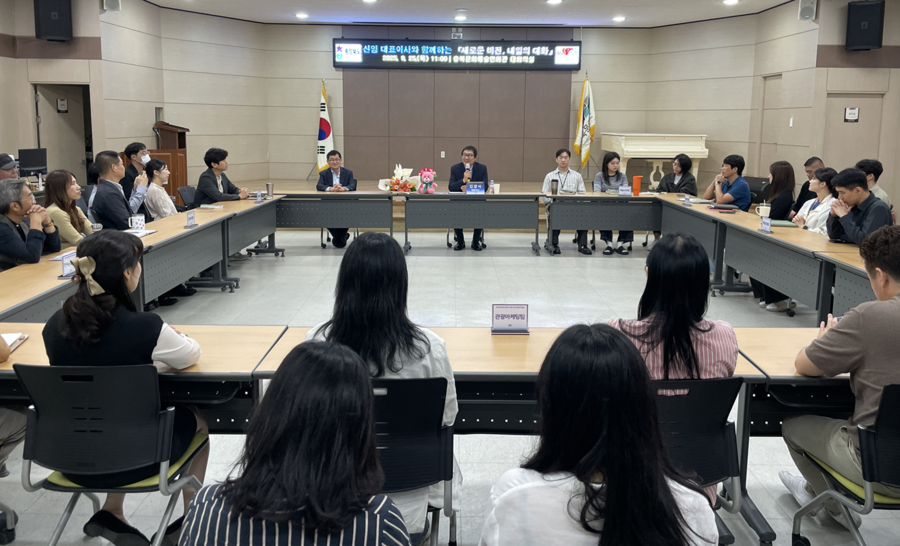 ▲ 김경식 신임 충북문화재단 대표이사가 취임식 대신에 직원들과 간담회를 하고 있다.ⓒ충북문화재단