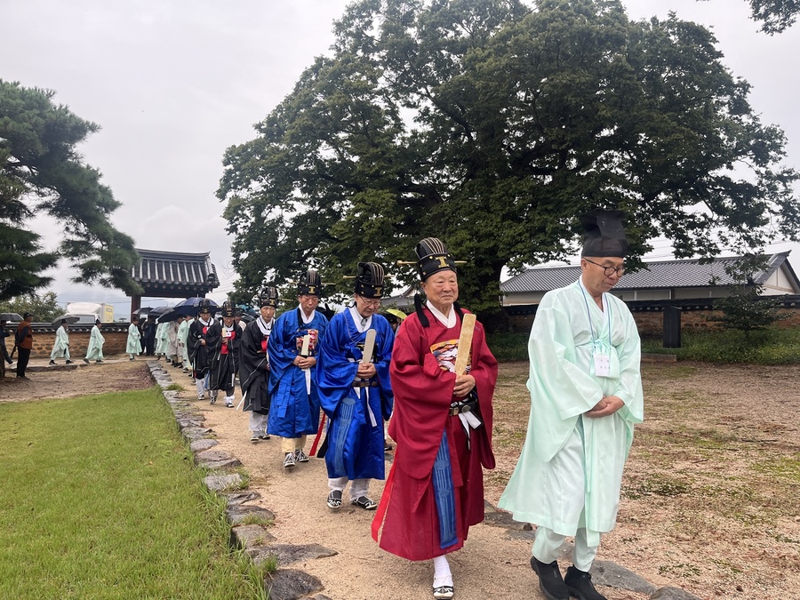 ▲ 청도향교(전교 예광해)는 25일 청도군 화양읍에 위치한 청도향교 명륜당에서 향교 관계자, 유림 및 지역 인사 등 100여명이 참석한 가운데 추계 석전대제를 봉행했다.ⓒ청도군