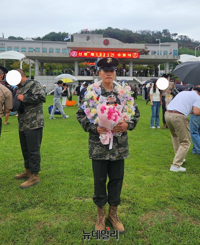 ▲ 1321기 박시우 신병이 수료식을 마치고 기념촬영을 하고 있다.ⓒ뉴데일리