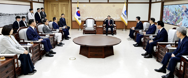 ▲ 유정복 시장이 수석, 단장, 특보에게 임용장을 수여한 뒤 환담하고 있다.ⓒ인천시 제공