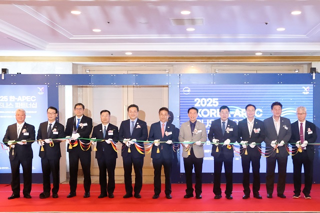 ▲ 지난 24일 경주 라한셀렉트 호텔에서 열린 ‘2025 한-APEC 비즈니스 파트너십’ 개막식에서 주요 내빈들이 테이프 커팅을 하고 있다.ⓒ경주시