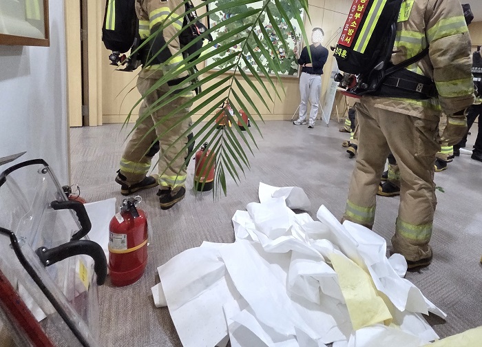 ▲ 25일 오후 세종정부청사 고용노동부에서 한 민원인이 휘발유를 들고 난동을 부리고 있다.ⓒ세종소방본부