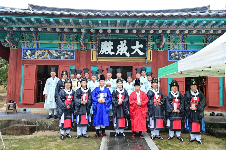 ▲ 고령군(군수 이남철)은 25일 오전 10시 고령향교(전교 이동훈) 대성전에서 기관단체장 및 유림회원 등 100여명 참석한 가운데 2025년 문묘석전대제 추계향사를 봉행했다.ⓒ고령군