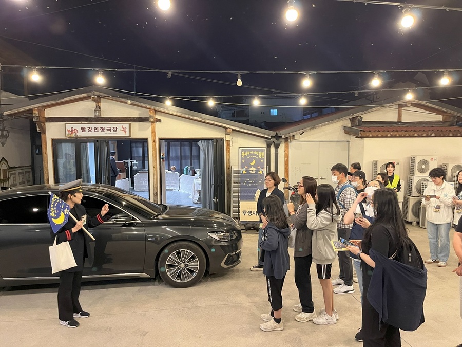 ▲ 영주시는 (재)세계유교문화재단과 함께 오는 10월 4일부터 5일까지 ‘관사골에 비친 달빛, 2025 영주 원도심 야행’을 개최한다.(지난해 원도심 야행 진행 모습)ⓒ영주시