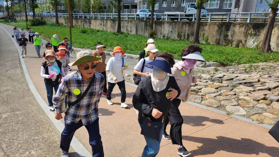 ▲ 지난 23일 화원 천내천에서 진행된 걷기 프로그램 참여자들이 천내천을 따라 힘차게 걷고 있다.ⓒ달성군