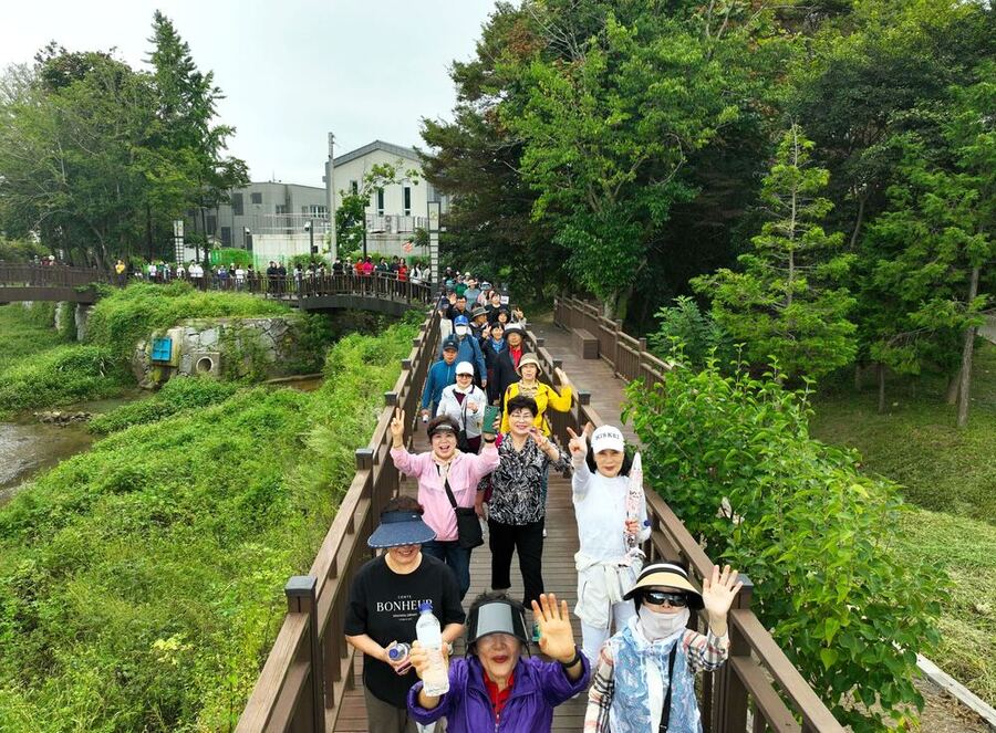 ▲ 보성군민 함께 걷기 좋은 날 걷기 대회 성황리 개최_‘보성군민 함께 걷기 좋은 날 걷기 대회’에 참여한 군민들이 동윤천 데크길을 함께 걷고 있다.ⓒ보성군 제공
