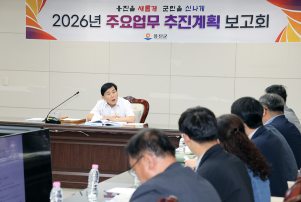▲ 문경복 인천 옹진군수가  25일 열린 '2026년 주요업무 추진계획 보고회'에서 
현안에 대해 발언하고 있다. ⓒ인천 옹진군 제공