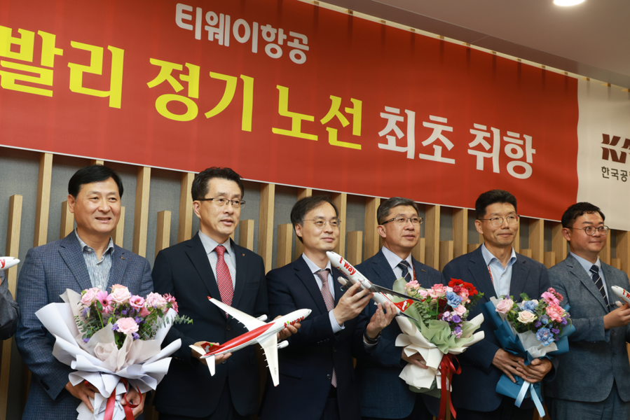 ▲ 티웨이항공이 청주국제공항 개항 이래 처음으로 인도네시아 발리 직항 노선을 열며 중부권 하늘길을 확장했다. 사진은 25일 청주공항에서 열린 취항식.ⓒ충북도