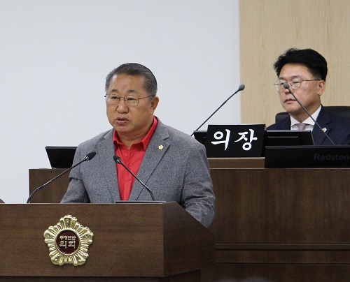 ▲ 충청광역연합의회 이한영 의원이 지난 25일 제6회 임시회 제2차 본회의에서 한민국시도의회의장협의회 가입 촉구 건의안을 발의하고 있다
ⓒ충청광역연합의회