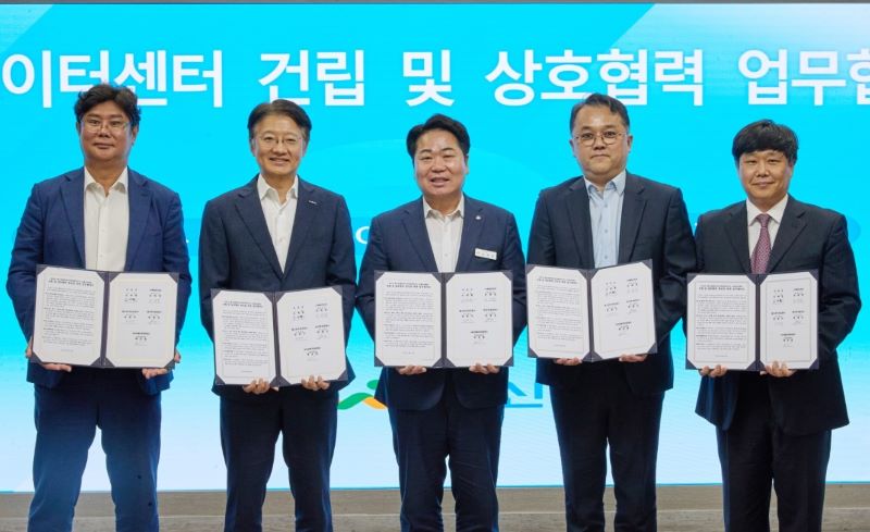 ▲ 아산시와 캡스톤메타IDC PFV가 ‘아산 AI데이터센터 구축을 위한 업무협약(MOU)’을 체결하고 관계자들이 기념촬영을 하고 있다.ⓒ아산시