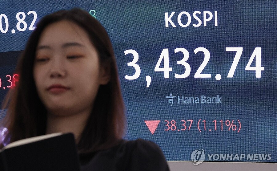 ▲ 26일 서울 중구 하나은행 본점 딜링룸에서 딜러가 업무를 보고 있다. ⓒ연합뉴스