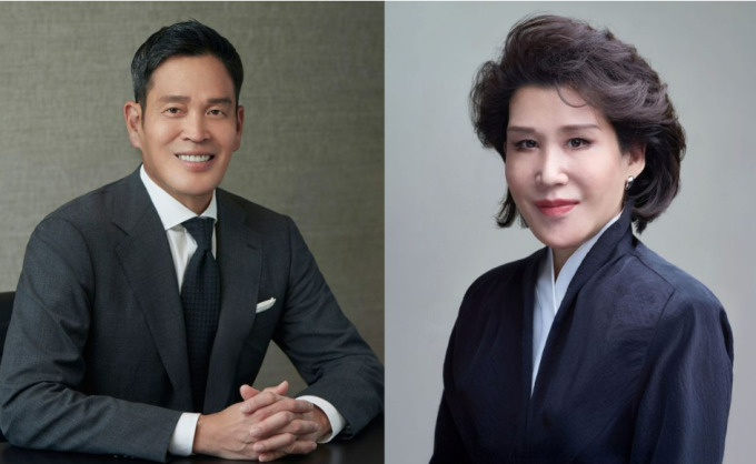 ▲ 정용진 신세계그룹 회장(왼쪽)과 정유경 ㈜신세계 회장.