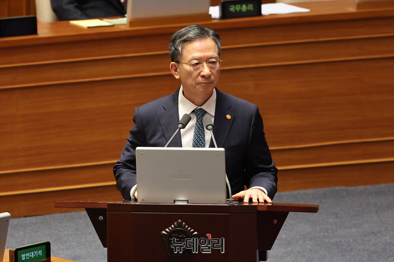 ▲ 정성호 법무부 장관이 15일 오후 국회 본회의에서 열린 정치분야 관련 대정부질문에서 의원 질의에 답하고 있다.ⓒ이종현 뉴데일리 기자