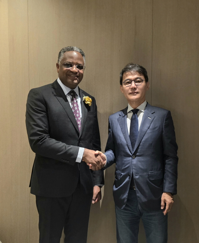 ▲ 정영균 희림 회장(오른쪽)과 짐 제임스 요나지 탄자니아 총리실 상임차관이 기념촬영을 하고 있다. ⓒ희림