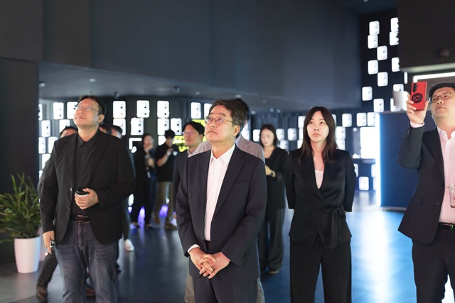 ▲ 김동연 경기도지사가 25일 중국 최대 인터넷 기업 텐센트 클라우드 사업부의 상하이 지사를 찾아 둘러보고 있다. ⓒ경기도 제공