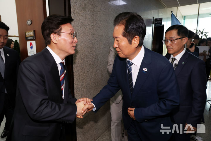 ▲ 김민석 국무총리가 25일 오전 서울 여의도 국회에서 정부조직법 관련 비공개 고위 당정대 회의를 마치고 정청래 더불어민주당 대표와 악수를 하고 있다. ⓒ뉴시스