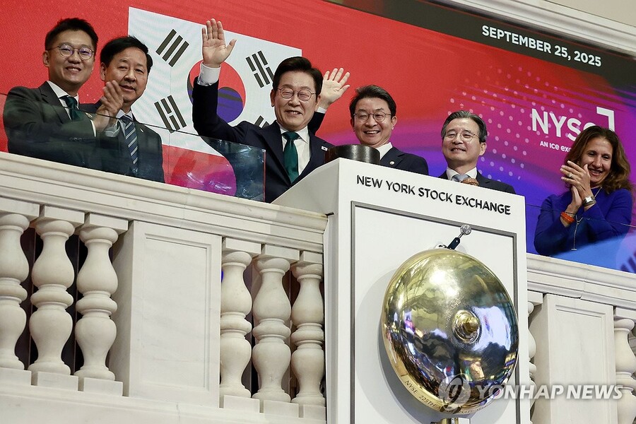 ▲ 이재명 대통령이 25일(현지시간) 미국 뉴욕 증권거래소에서 개장을 알리는 버튼을 누른 뒤 손을 흔들고 있다. ⓒ연합뉴스