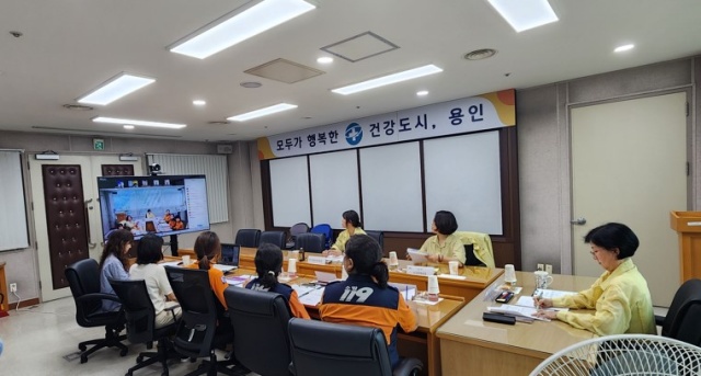 ▲ 지난 25일 용인시 응급의료협의체 관계자들이 간담회를 열고, 추석 연휴 대비 응급의료 비상진료 체계 구축·강화 방안을 논의하고 있다. ⓒ용인시 제공