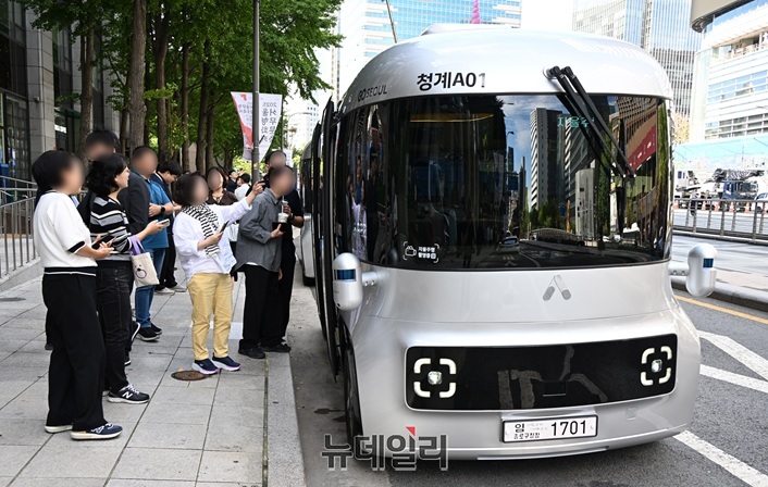 ▲ 청계천 일대에서 운행을 시작한 자율주행셔틀 ⓒ서울시