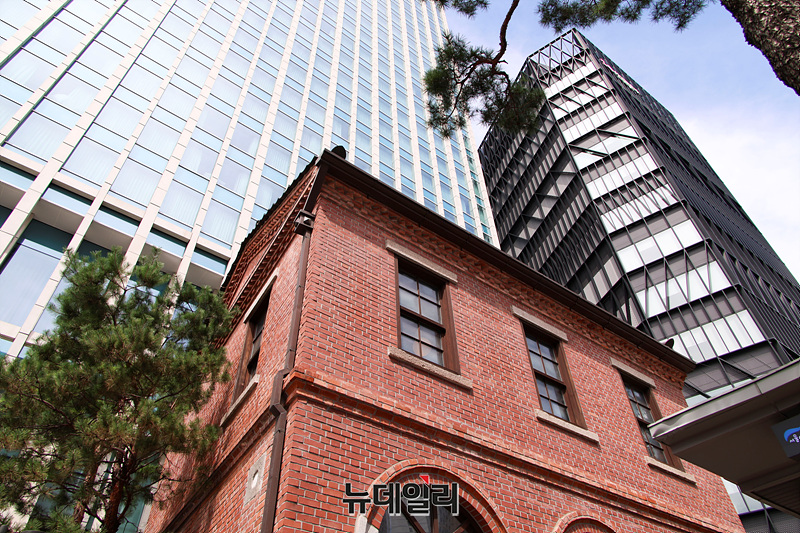 ▲ 태광산업 최근 남대문 메리어트 호텔 우선협상대상자로 선정되며 남대문 일대에 흥국생명 소유 건물 6개를 잇는 '태광타운'을 구축하는데 성공했다. ⓒ서성진 기자