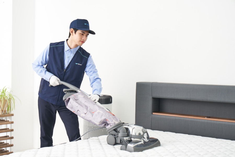 ▲ 청호나이스의 케어마스터가 매트리스를 케어하고 있다. ⓒ청호나이스