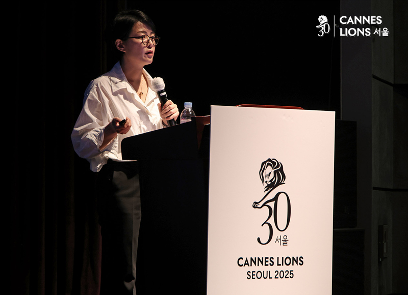 ▲ 추은진 대홍기획 CX 솔루션 팀장이 26일 서울 광화문 씨네큐브에서 열린 '칸라이언즈서울 2025'에서 '고객과 브랜드, 시대에 맞는 관계 맺기'를 주제로 강연하고 있다.ⓒ정상윤 기자