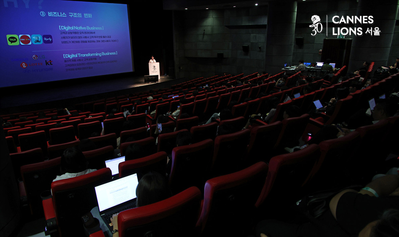 ▲ 추은진 대홍기획 CX 솔루션 팀장이 26일 서울 광화문 씨네큐브에서 열린 '칸라이언즈서울 2025'에서 '고객과 브랜드, 시대에 맞는 관계 맺기'를 주제로 강연하고 있다.ⓒ정상윤 기자