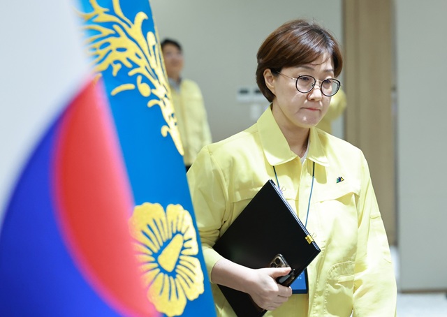 ▲ 김현지 총무비서관이 지난달 18일 서울 용산 대통령실 청사에서 열린 제1회 을지국무회의 및 제37회 국무회의에 배석하고 있다. ⓒ뉴시스(사진=대통령실통신사진기자단)