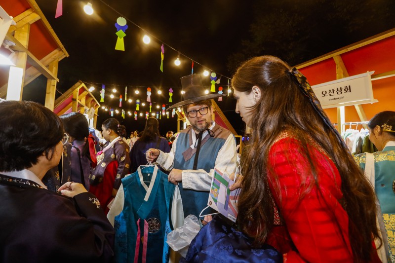 ▲ 지난 8일 경복궁 '한복 연향'의 한복 상인과 협업한 팝업스토어 '한복! 데려가세요!'에서 외국인 관람객들이 한복을 입고 사진 촬영을 하고 있다.ⓒ국가유산진흥원